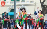 [ẢNH] Trai làng má phấn, môi son múa 
